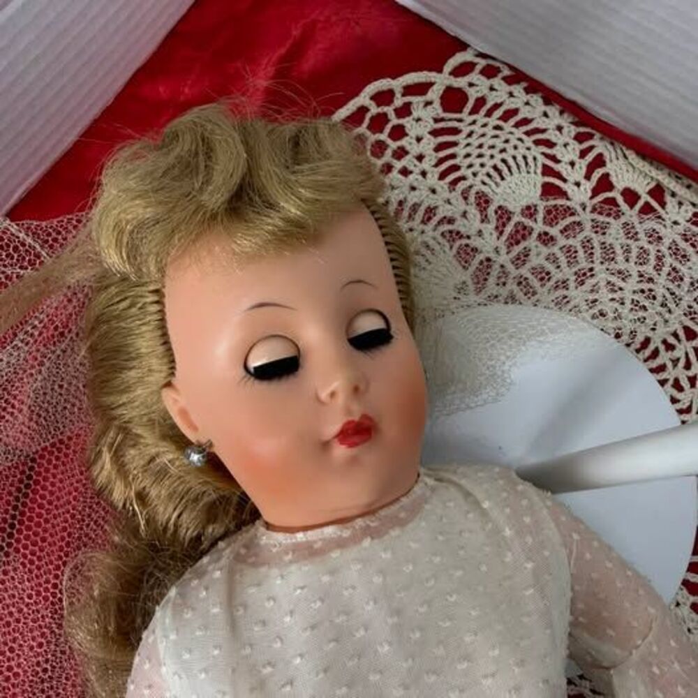 Vintage Bride Doll in White Lace Gown 1950s - Picture 6 of 10